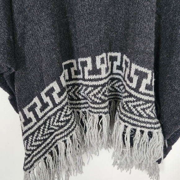Peruvian Trading Co. Poncho Women's One Size Gray Alpaca Wool Aztec Fringe - Picture 8 of 12
